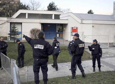 Thieu nien bat giu 20 em be lam con tin hinh anh