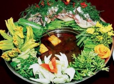 Bua tiec mau sac tren ban lau hinh anh