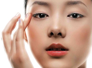 4 thoi quen ban dem giup da cang tre hinh anh