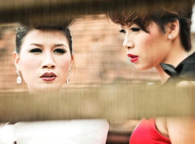 Trang Tran do ruc trong gio lanh hinh anh