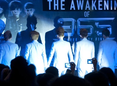 365 'nao loan' san khau ngay ra mat hinh anh