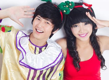 Nguoi mau 12 tuoi don Giang sinh som ben 'ban trai' hinh anh