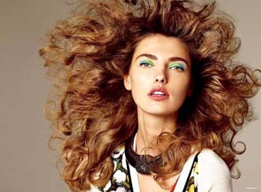 Alina Baikova ruc ro sac mau hinh anh