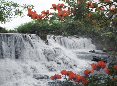 Kham pha cao nguyen giua dong bang hinh anh
