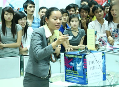 Chen chuc cho boc phieu mua iPhone 4 hinh anh