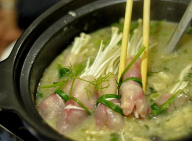 Lau chao ca qua pho Nguyen Cao hinh anh