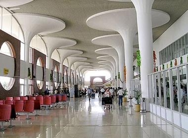 Chieu phim cap 3 tai phong cho san bay hinh anh