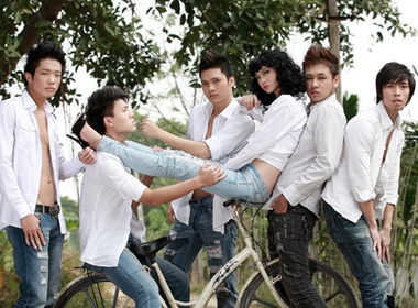 Ha Vy sexy ben dan mau nam hinh anh