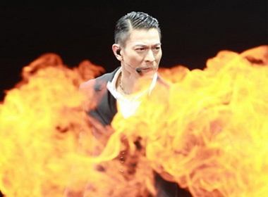 Luu Duc Hoa mac pyjama trong live show hoanh trang hinh anh