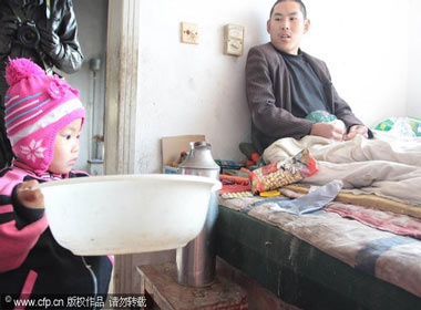 Be gai 3 tuoi cham soc cha bi liet hinh anh