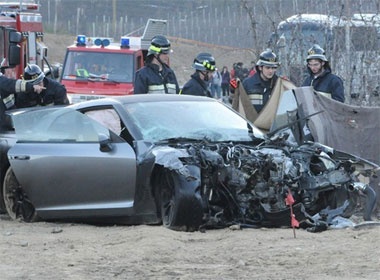 Sieu xe Nissan GT-R nat dau vi dam phai xe buyt hinh anh