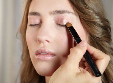 Bi quyet trang diem mat cho da tiec hinh anh