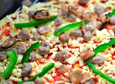 Thuong thuc pizza nong hoi tai nha hinh anh