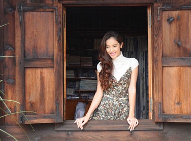 My nhan e ap ben khung cua so hinh anh