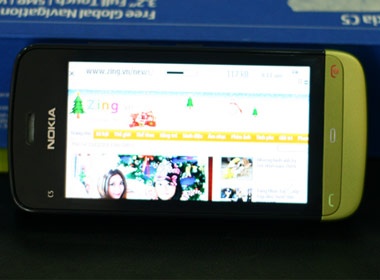 'De' cam ung Nokia C5-03 gia 4,6 trieu dong tai Viet Nam hinh anh