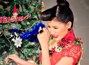 Trang Tran mac ao dai do don Giang sinh hinh anh