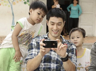 Johnny Tri Nguyen di tu thien cung Lee Nguyen hinh anh