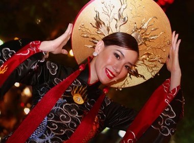 Chung Thuc Quyen khoe ao dai 'Hoi Trung duong' hinh anh