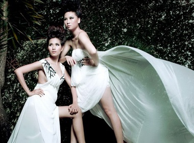 Sieu mau Thuy Linh do dang cung Khanh Phuong hinh anh