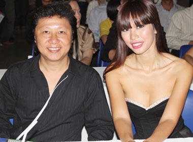 Giam khao Ha Anh dien vay tre khoe vong 1 hinh anh