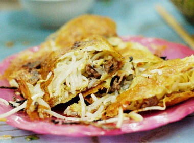 Tiem banh xeo dong khach nhat pho co hinh anh