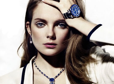 Mat mat cung mau xanh coban hinh anh