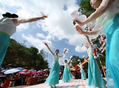 Ron rang sac mau le hoi Xen Ban hinh anh