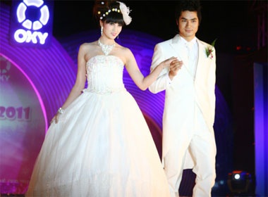 Vay cuoi long lay trong cuoc thi Nguoi mau hinh anh