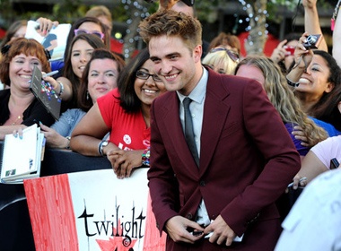 Robert Pattinson tim nguoi dong the hinh anh