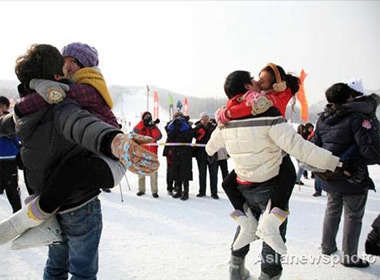 Gia, tre Trung Quoc hao hung thi hon hinh anh