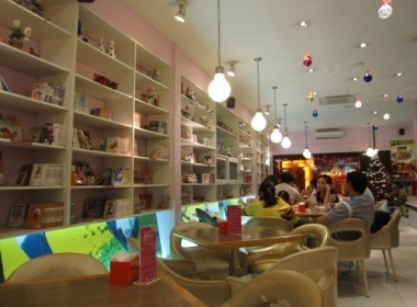 Vua an kem, vua doc truyen tranh hinh anh