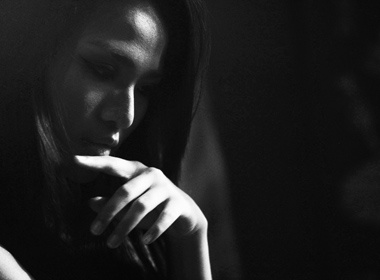 Duyen Anh huyen bi voi trang va den hinh anh