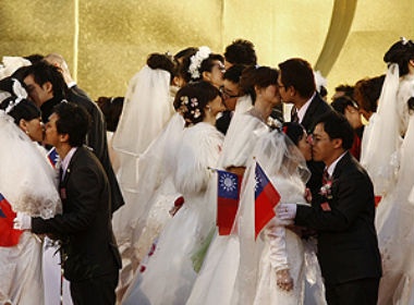 Dan Dai Loan dua nhau cuoi ngay dau nam hinh anh