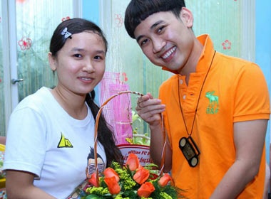 Don Nguyen noi bat voi ao vang cam hinh anh