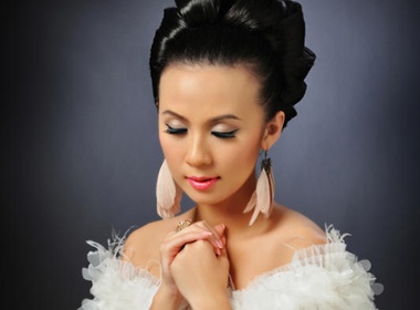 Huyen Ny dam tham trong bo canh mung nam moi hinh anh