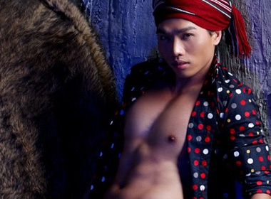 Ly Quoc Tuong khoe body giua tiet troi gia lanh hinh anh