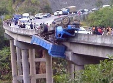 Xe treo nguoc tren thanh cau, tai xe thoat chet than ky hinh anh