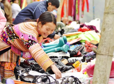 Doc dao cho phien cuoi tuan o Si Ma Cai hinh anh