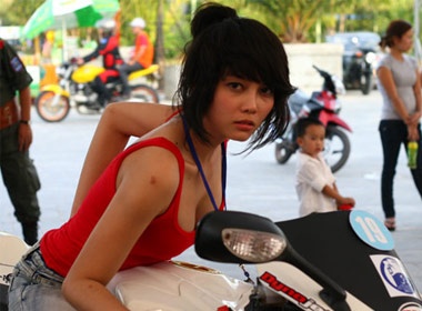 Nguoi dep cuoi mo to khung hinh anh