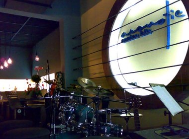 Quan ca phe ron ra am nhac hinh anh