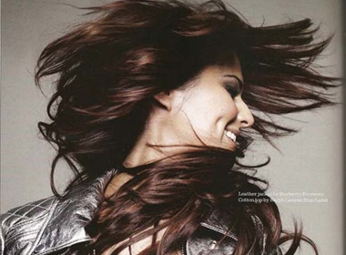 Cheryl Cole xoa toc khoe goi cam hinh anh