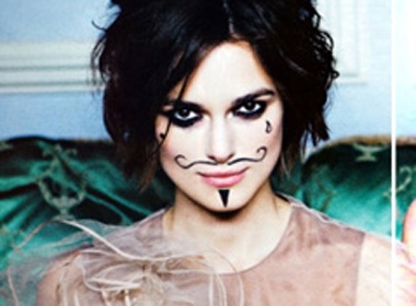 Keira Knightley tinh nghich ve ria tren mat hinh anh