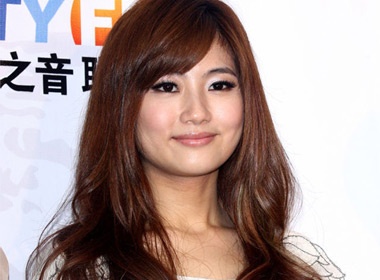 Selina di ngu voi doi chan bi bo chat hinh anh