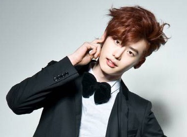 Lee Jong Suk khong ngai dong gay hinh anh
