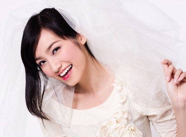 Truc Diem dien vay cuoi rang ngoi hinh anh