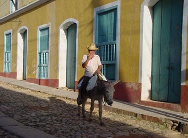 Bi bat vi cuoi ngua xuong pho khi say xin hinh anh