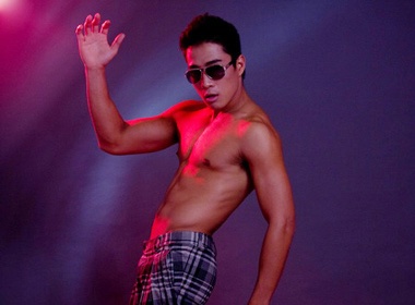 Nam vuong Linh Son khoe hinh the ran roi hinh anh