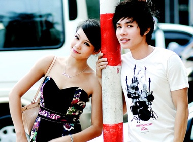 Lee Balan tinh tu ben hot boy Huyen Thoai hinh anh