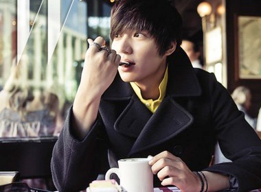 Lee Min Ho tu tin voi canh hon hinh anh