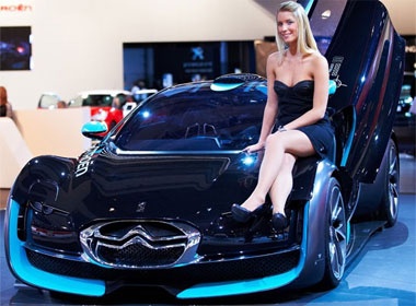 Nguoi dep tai trien lam xe hoi Brussels hinh anh